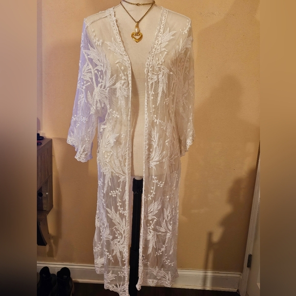 Vince Camuto Cream Lace Detail - Picture 1 of 4